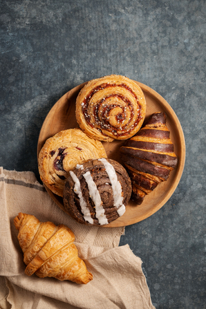 croissant su sfondo scuro